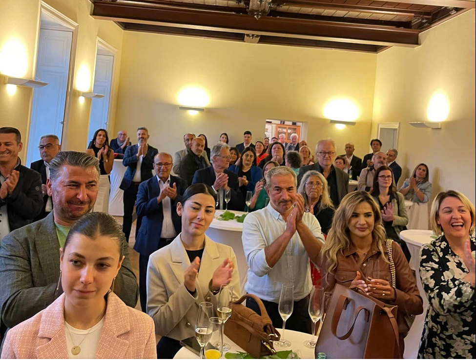 Eş başkanımız Sayın Hatice Çavuş mesleğinin    yılını Dostlari ve is ortakları ile kutladı 