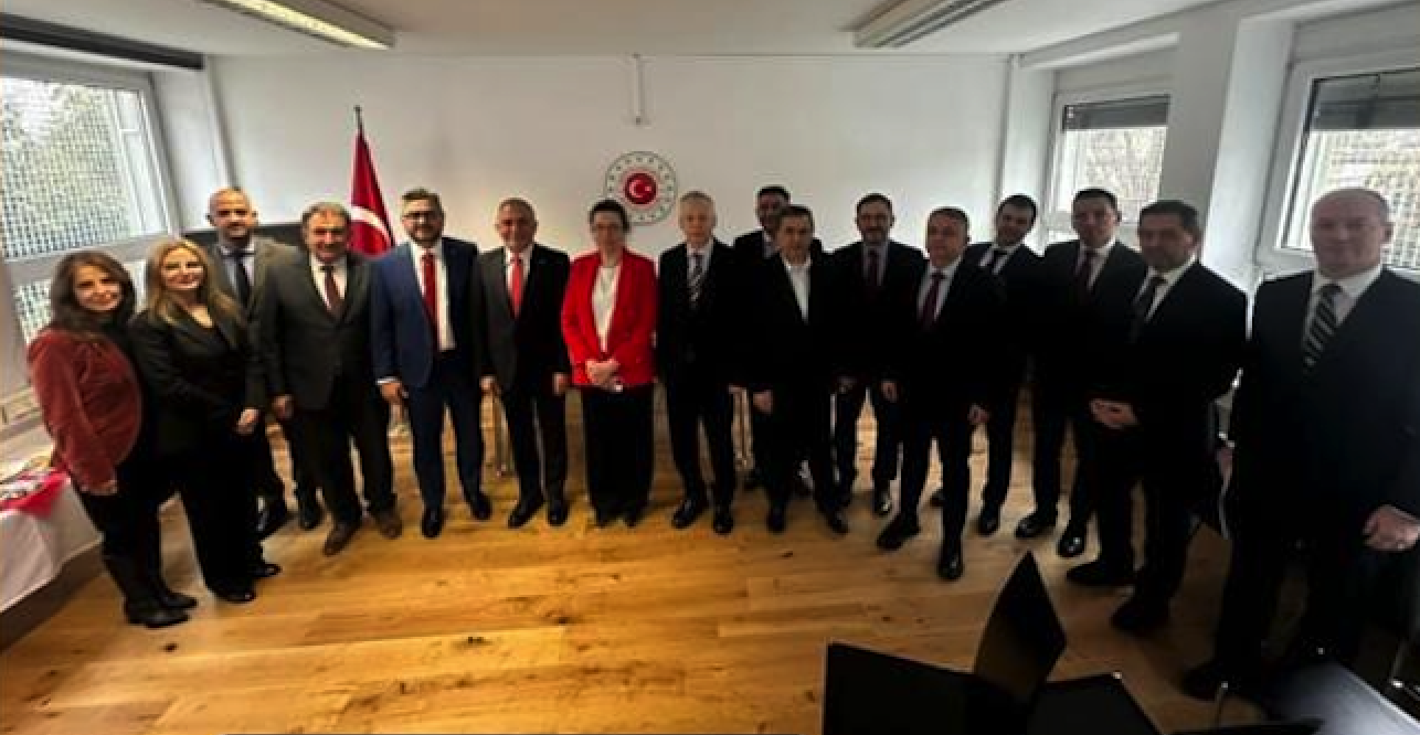 Frankfurt Baş Kon  ve Ticaret B Yard  ile Atiyab İstişareleri