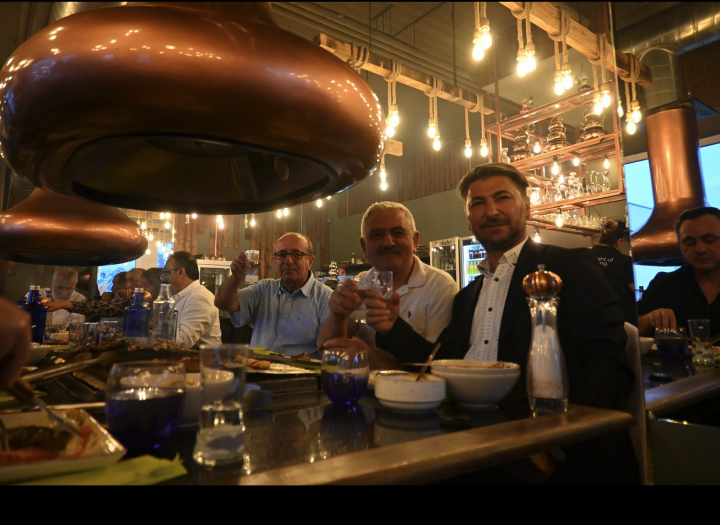 Atiyab Ticaret ve Yatirim Birligi, The Meat.ing Table-BBQ-House'de.