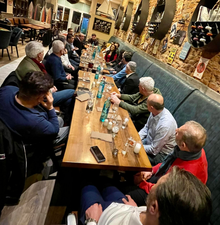 Pera Palas Restoran da  Fikir alışverişi