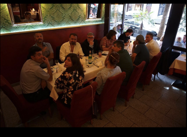 Atiyab Ticaret ve Yatirim Birligi, Il Gondoliere'de italienisch yiyor.