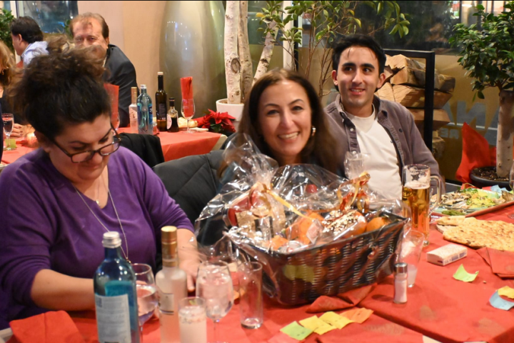 Atiyab Ticaret ve Yatirim Birligi, Anatolia Restaurant-Off'da.