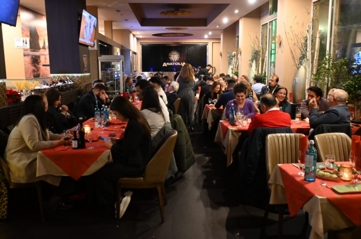 Atiyab Ticaret ve Yatirim Birligi, Anatolia Restaurant-Off'da.