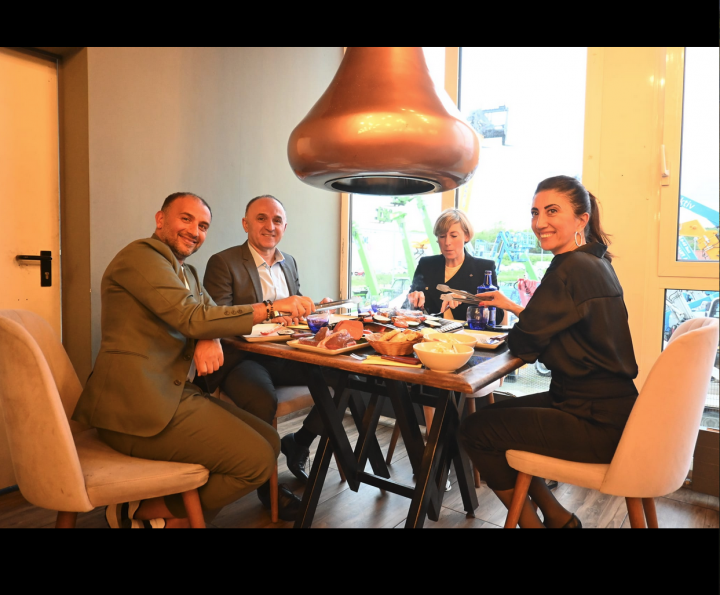 Atiyab Ticaret ve Yatirim Birligi, The Meat.ing Table-BBQ-House'de.