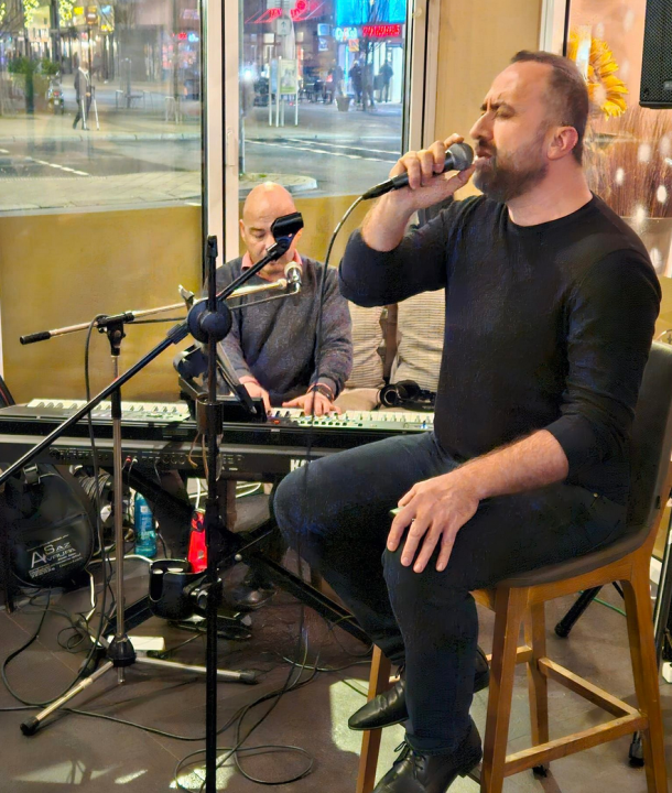 Atiyab Ticaret ve Yatirim Birligi, Anatolia Restaurant-Off'da.