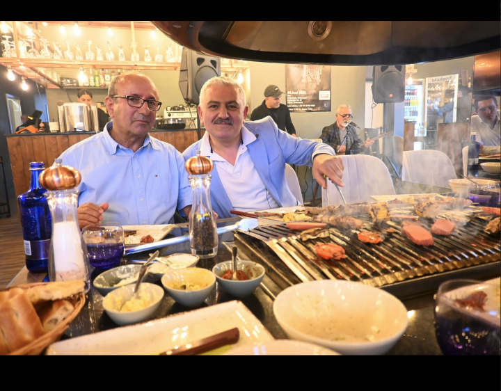 Atiyab Ticaret ve Yatirim Birligi, The Meat.ing Table-BBQ-House'de.