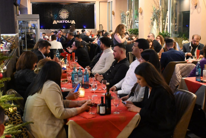 Atiyab Ticaret ve Yatirim Birligi, Anatolia Restaurant-Off'da.