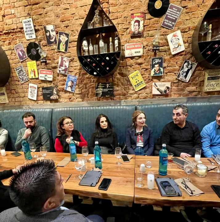 Pera Palas Restoran da  Fikir alışverişi