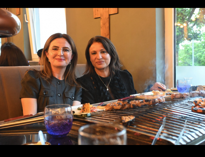 Atiyab Ticaret ve Yatirim Birligi, The Meat.ing Table-BBQ-House'de.