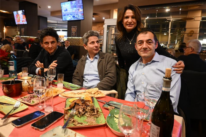 Atiyab Ticaret ve Yatirim Birligi, Anatolia Restaurant-Off'da.