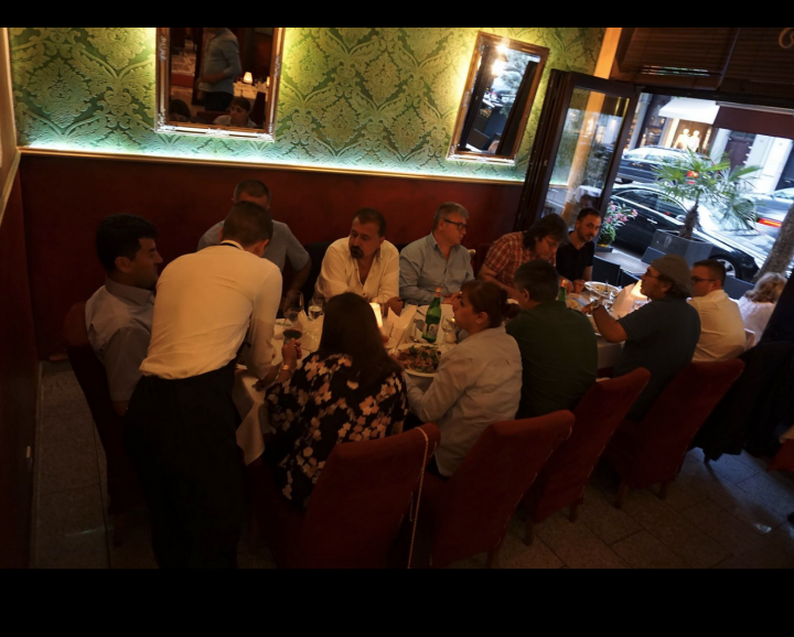 Atiyab Ticaret ve Yatirim Birligi, Il Gondoliere'de italienisch yiyor.