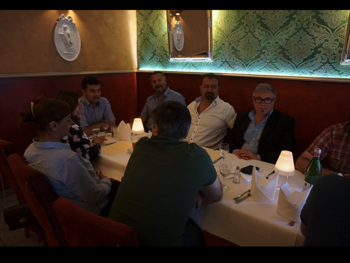 Atiyab Ticaret ve Yatirim Birligi, Il Gondoliere'de italienisch yiyor.