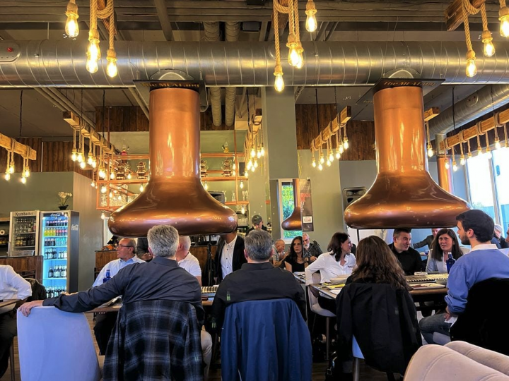 Atiyab Ticaret ve Yatirim Birligi, The Meat.ing Table-BBQ-House'de.