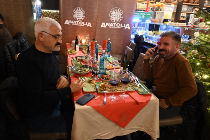 Atiyab Ticaret ve Yatirim Birligi, Anatolia Restaurant-Off'da.