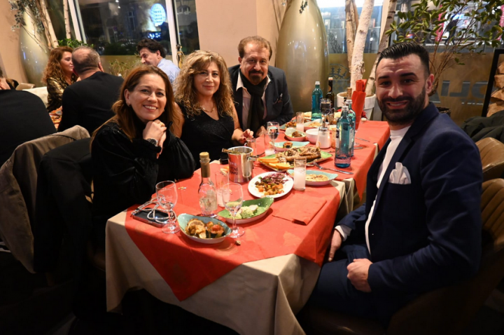 Atiyab Ticaret ve Yatirim Birligi, Anatolia Restaurant-Off'da.