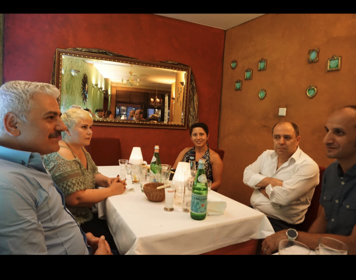 Atiyab Ticaret ve Yatirim Birligi, Il Gondoliere'de italienisch yiyor.