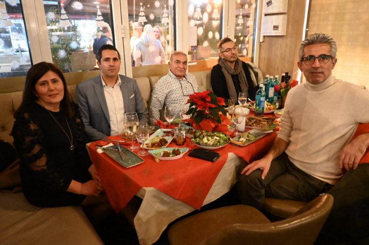 Atiyab Ticaret ve Yatirim Birligi, Anatolia Restaurant-Off'da.
